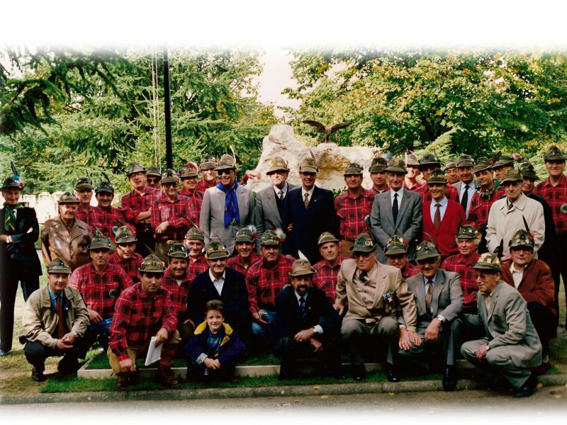 Gli Alpini del Gruppo posano davanti al Monumento ai Caduti - 11.10.1992